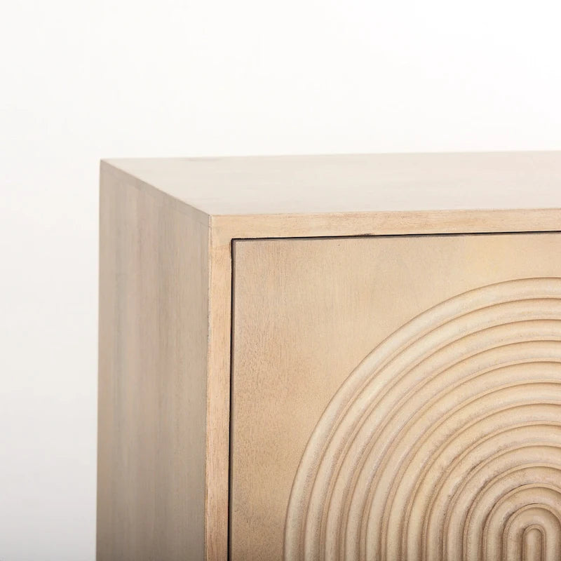 Credenza marrone chiaro in legno massello con ante decorative - 71.75W x 30H x 15D