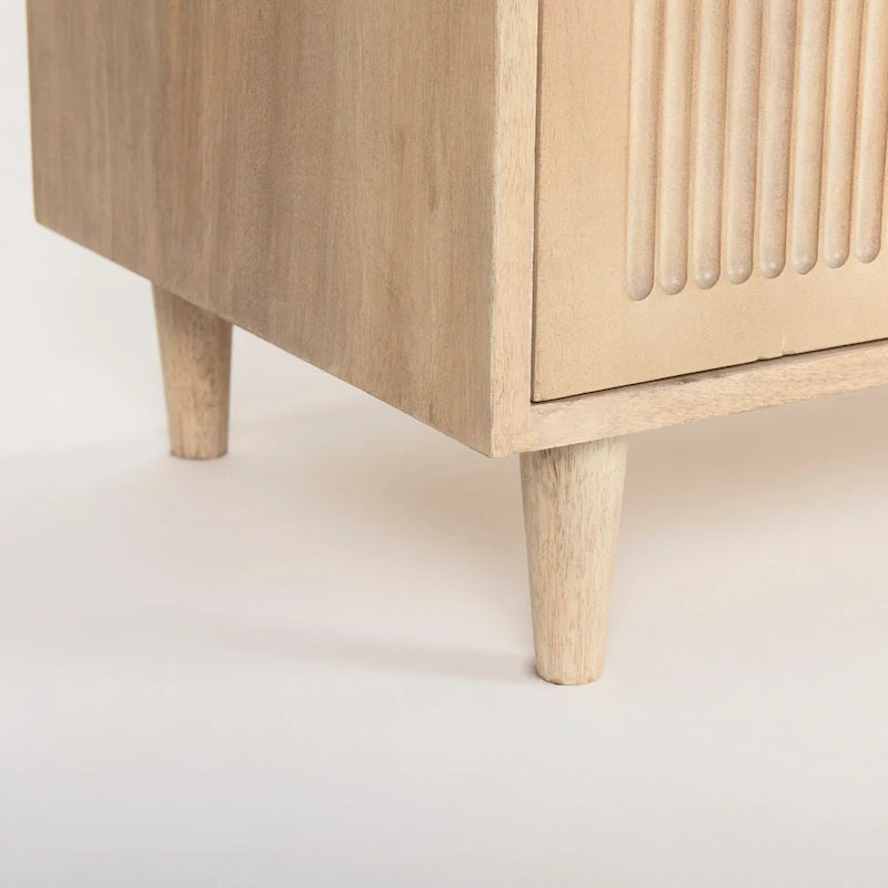 Credenza marrone chiaro in legno massello con ante decorative - 71.75W x 30H x 15D
