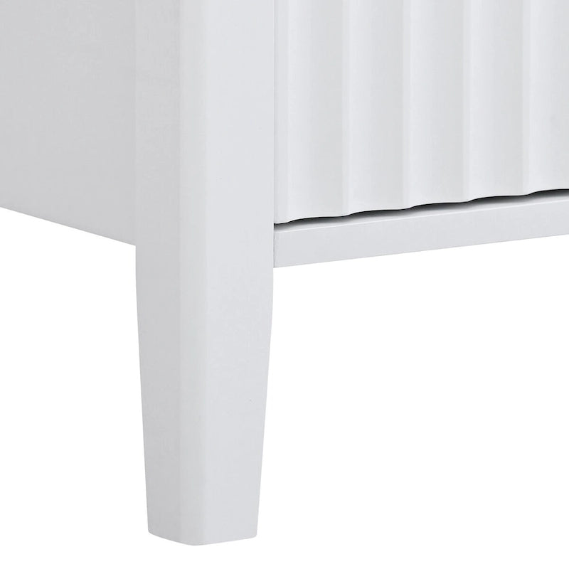 Dekorativer Aufbewahrungsschrank als Sideboard aus Holz mit Metallgriffen