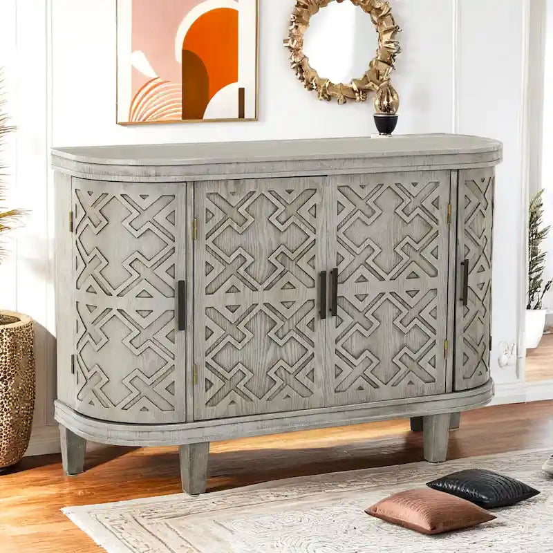 Holzschrank mit Türen mit antikem Muster