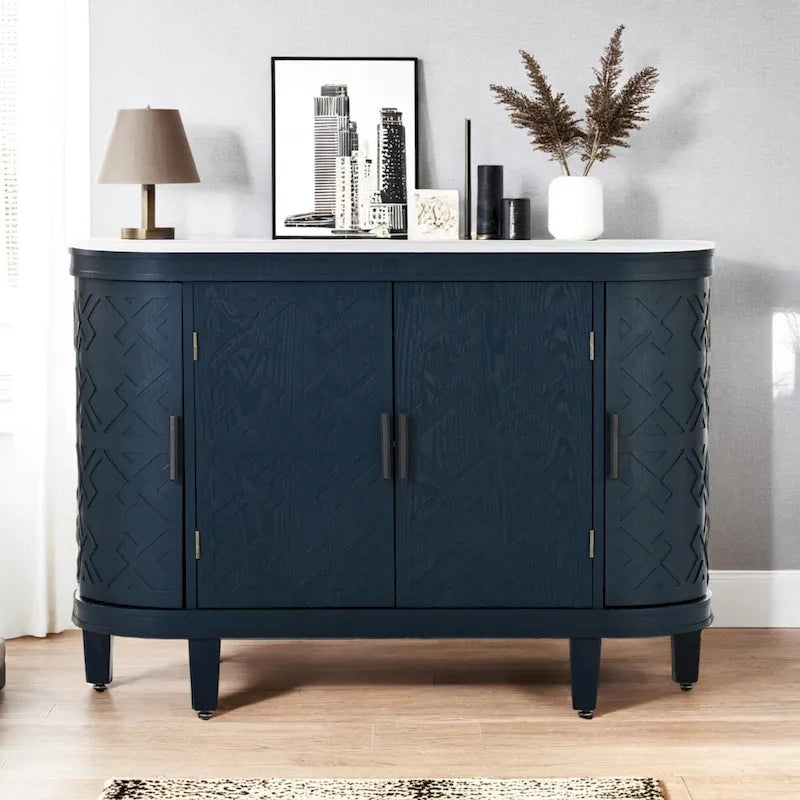 Holzschrank mit Türen mit antikem Muster