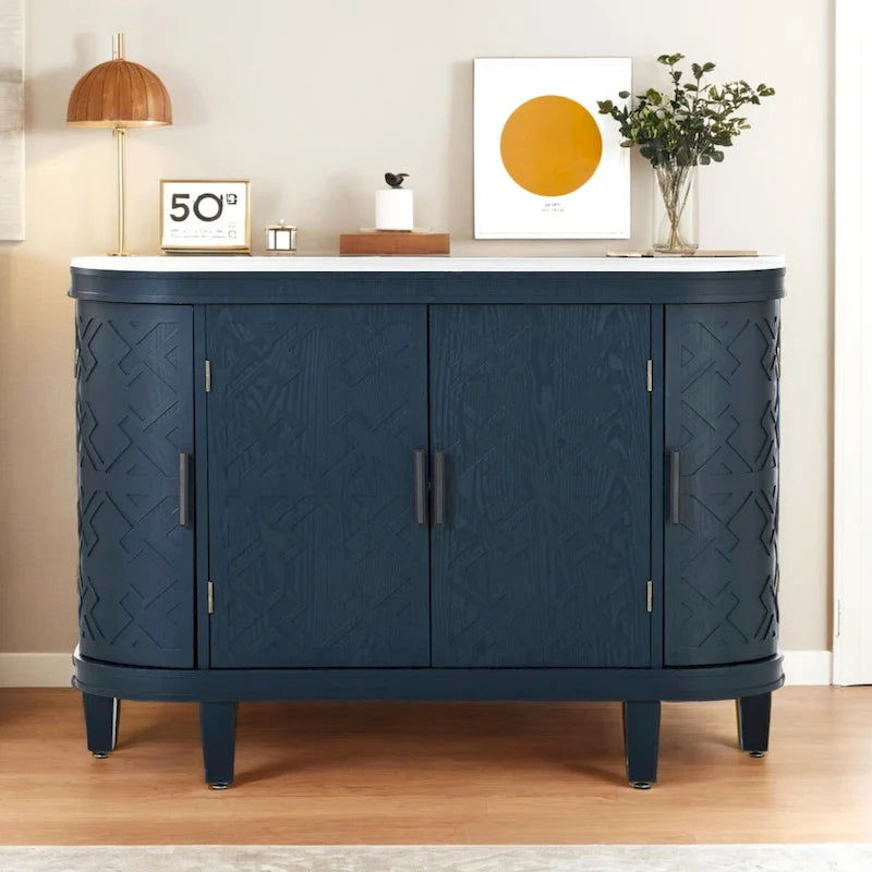 Holzschrank mit Türen mit antikem Muster