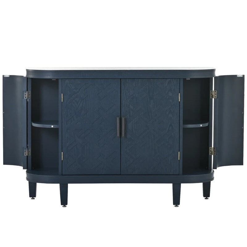 Holzschrank mit Türen mit antikem Muster