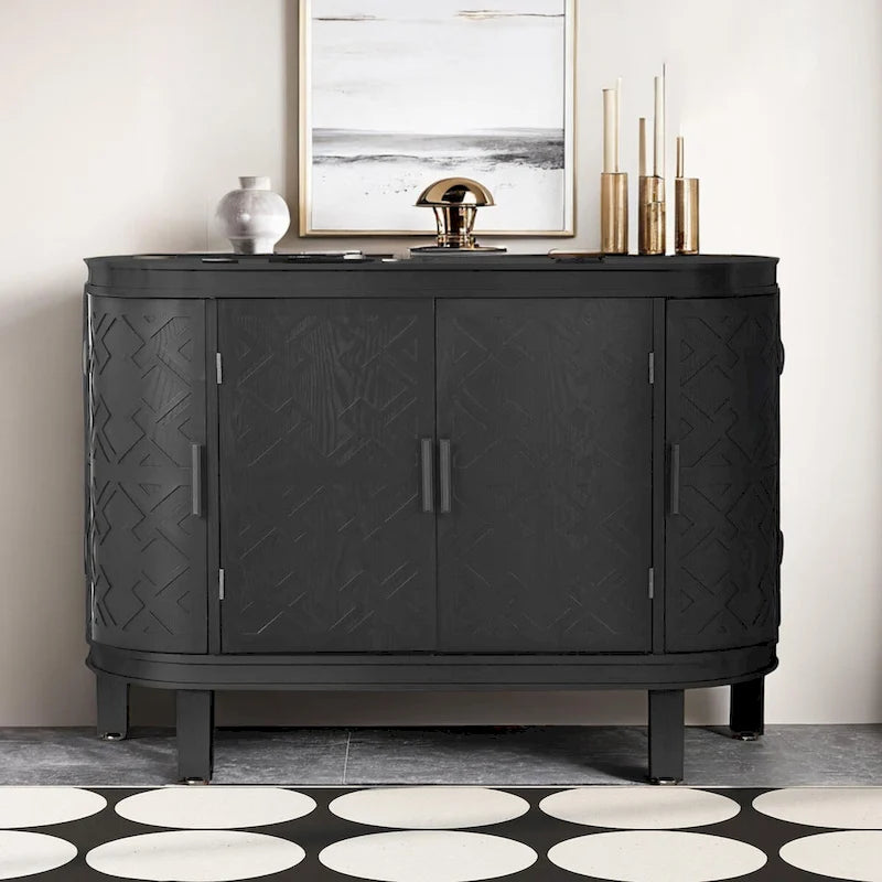 Armoire en bois avec portes à motifs antiques