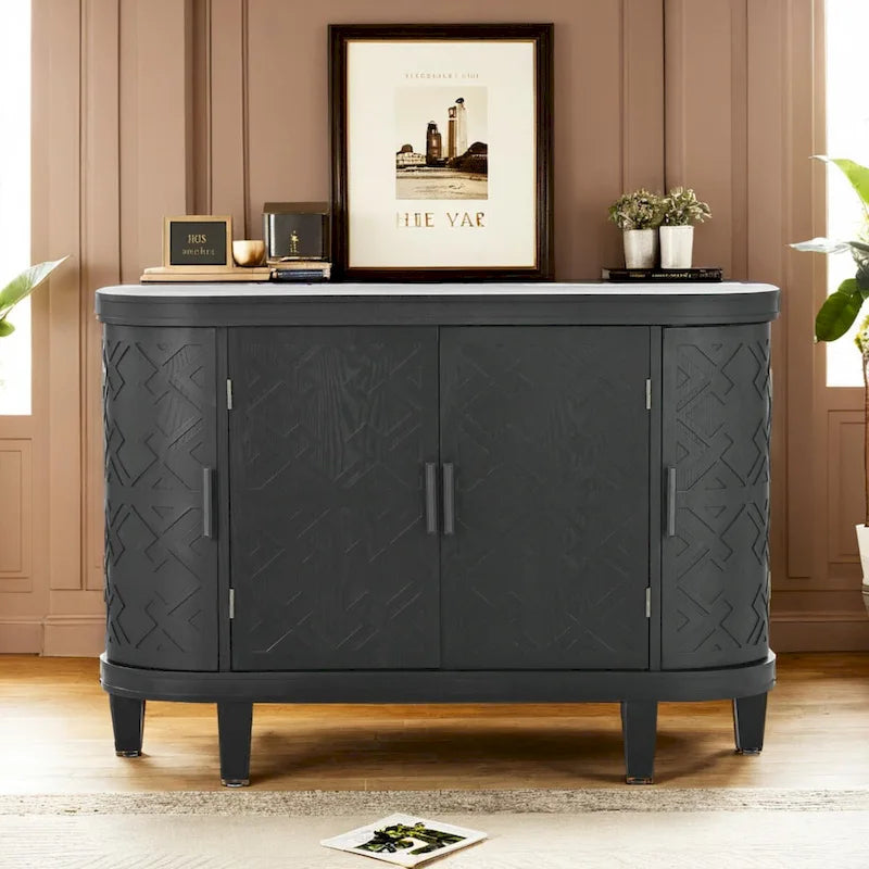 Armoire en bois avec portes à motifs antiques