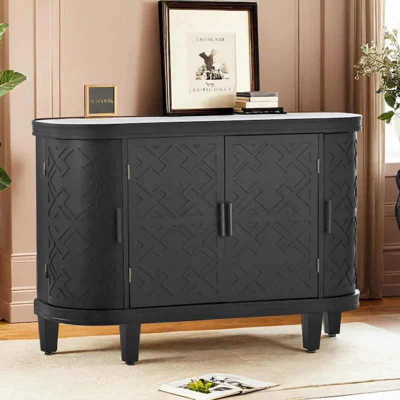 Armoire en bois avec portes à motifs antiques