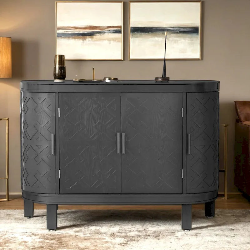 Armoire en bois avec portes à motifs antiques