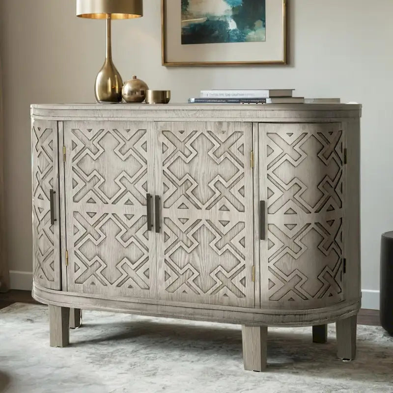 Armoire en bois avec portes à motifs antiques