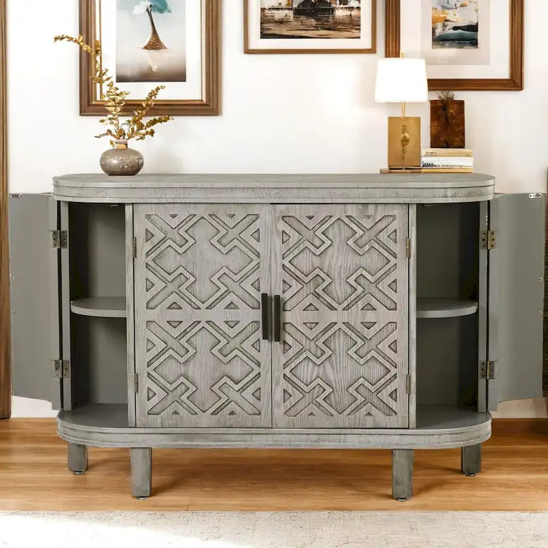 Armoire en bois avec portes à motifs antiques