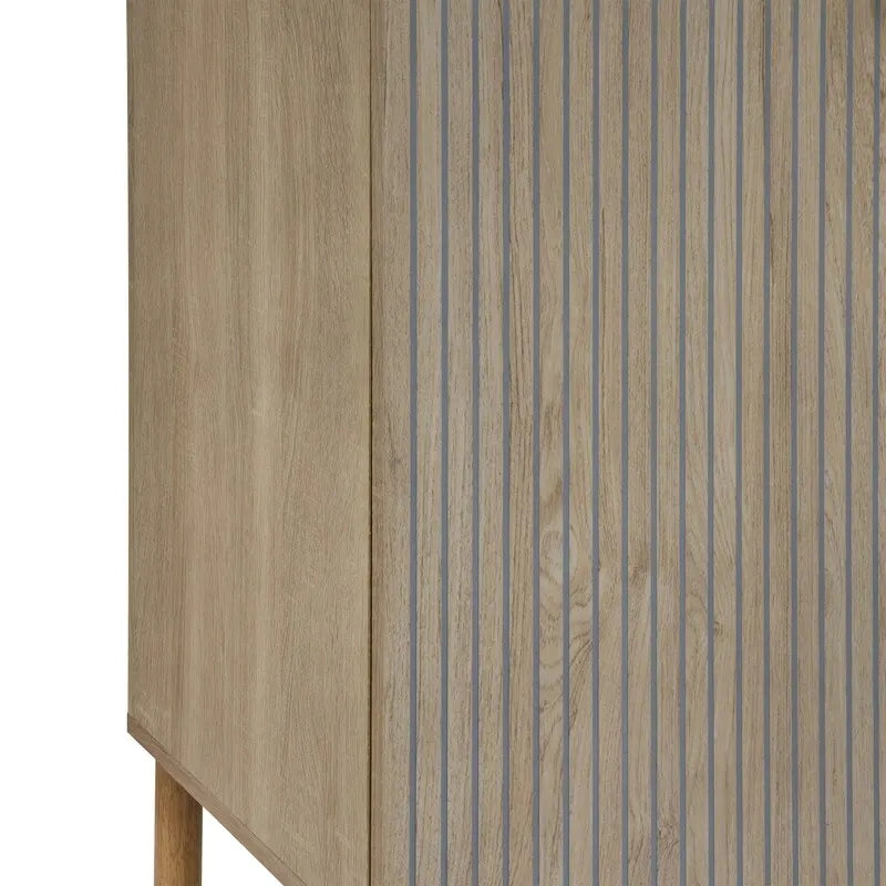 Brauner Schrank mit 2 Türen